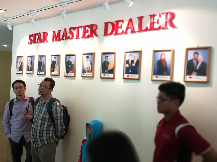 Gambar senarai Hall of Fame tergantung gambar-gambar Star Master Dealer