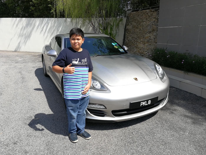 Adib merasai pengalaman menaiki Super Car Porsche.