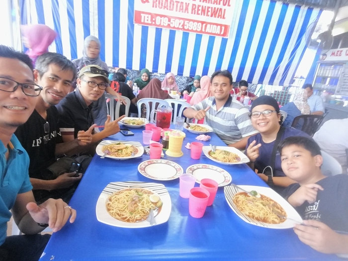 Happy face dengan rakan-rakan gembira dapat makan Mee Udang.