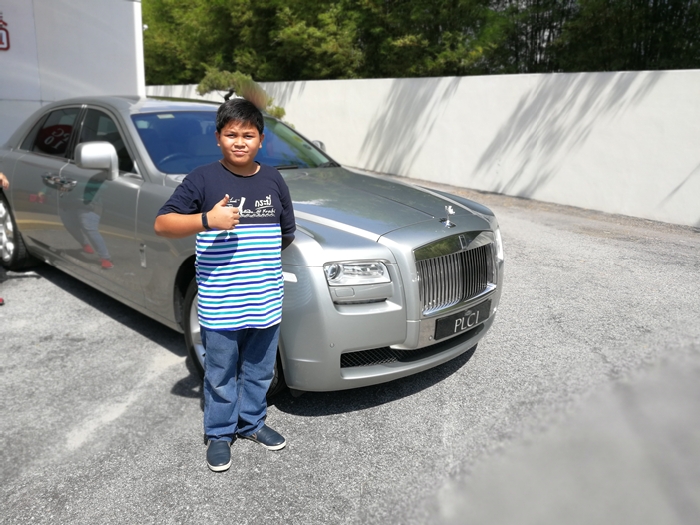 Adib merasai pengalaman menaiki kereta mewah Roll Royce