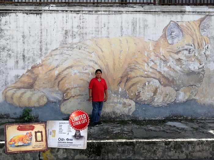 Bergambar lukisan dinding ‘Kids on bicycle’ dan gambar kecil adalah emas 0.5gram Public Gold. 